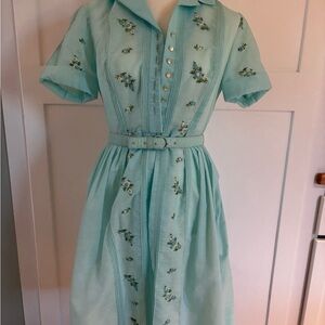 1950’s Mint Green Embroidered Dress! Mop buttons STUNNING! Dauphine brand